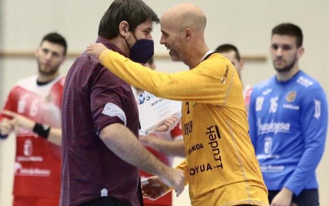 José Manuel Sierra recibe de manos del presidente del Bidasoa, Gurutz Aginagalde, el premio a Mejor Jugador de Asobal en el mes de octubre. José Manuel Sierra recibe de manos del presidente del Bidasoa, Gurutz Aginagalde, el premio a Mejor Jugador de Asobal en el mes de octubre.