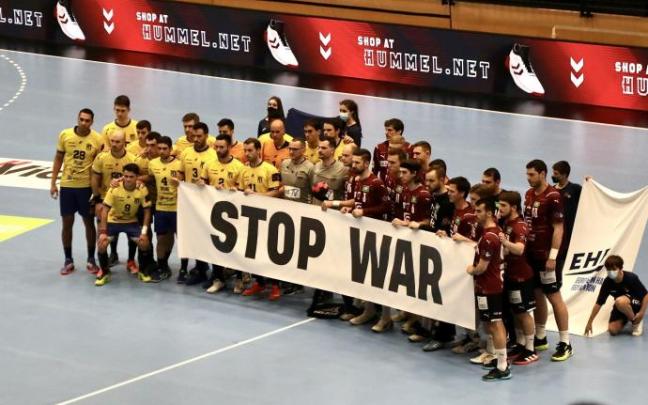 Reivindicación de 'Stop War' entre el Bidasoa Irun y el Füchse de Berlin hace una semana en Artaleku.