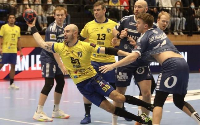 Adrián Fernández trata de lanzar a puerta.