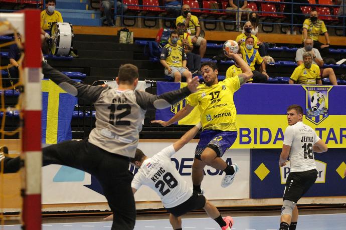 El bidasotarra Rodrigo Salinas lanza en el por ahora último partido europeo de Artaleku, ante el Nexe croata.