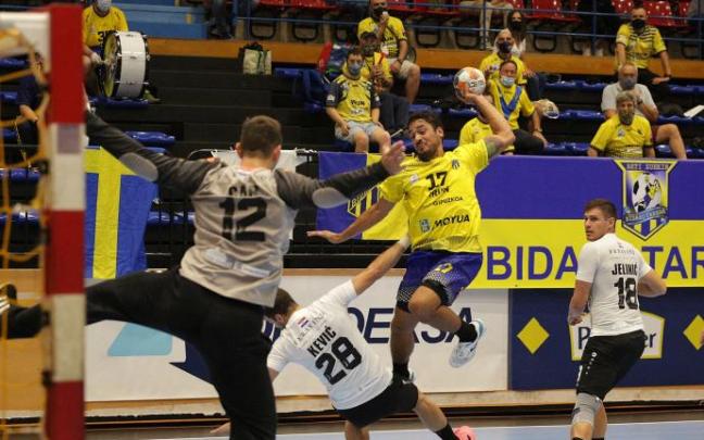 El bidasotarra Rodrigo Salinas lanza en el por ahora último partido europeo de Artaleku, ante el Nexe croata.