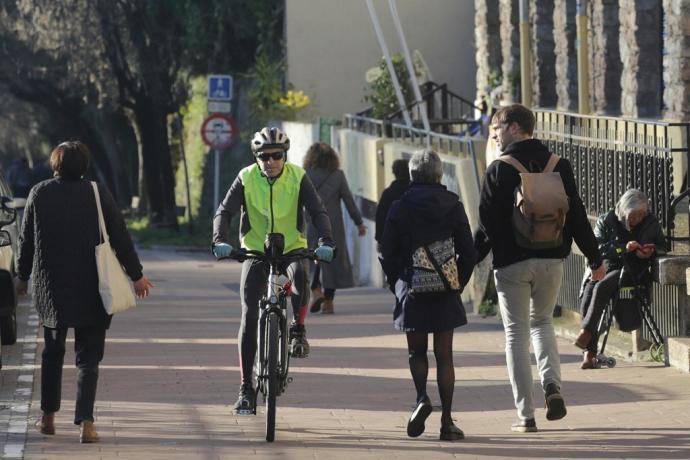 Un ciclista y peatones comparten espacio en el paseo de Txaparrene, en Intxaurrondo.