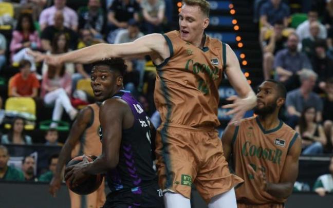 Delgado pugna por la posición en la zona con Pasecniks.