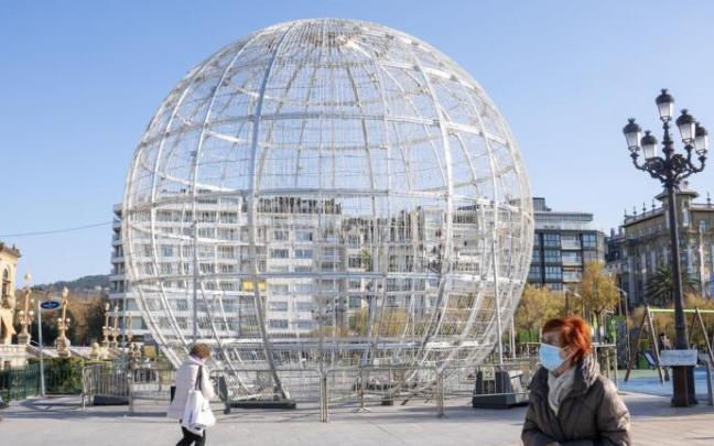 Bola de Navidad instalada en Alderdi Eder Bola de Navidad instalada en Alderdi Eder
