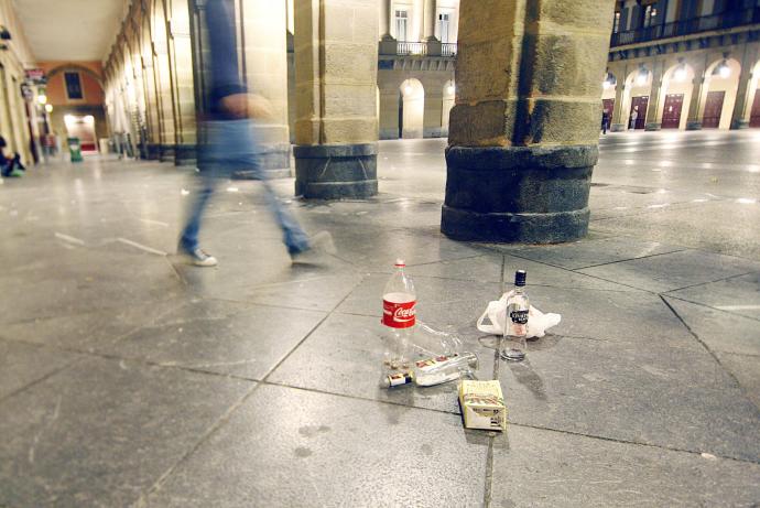 Restos de un botellón en la Plaza de la Constitución.