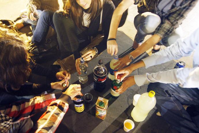Imagen de un botellón en Donostia, años atrás.