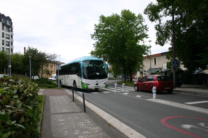 Un autobús a su paso por Astigarraga