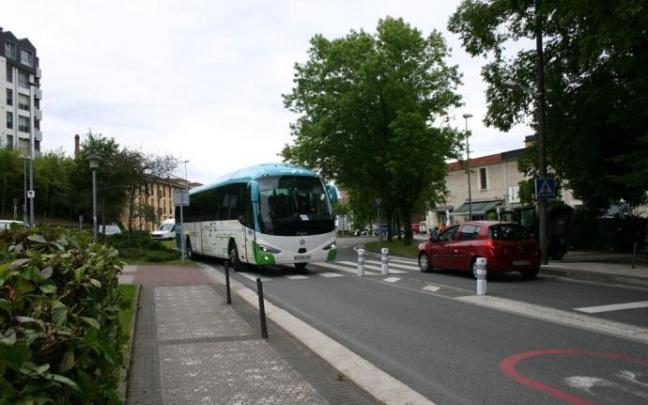 Un autobús a su paso por Astigarraga