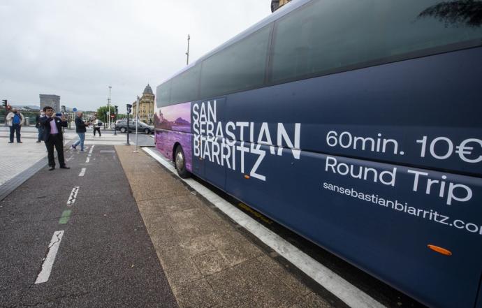 Autobús entre Donostia y Biarritz el día de su presentación.