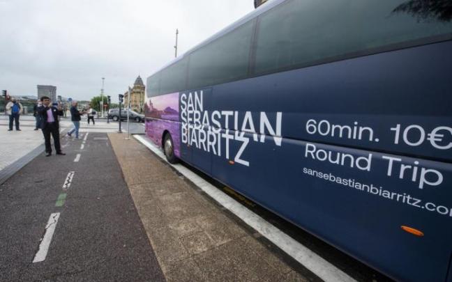 Autobús entre Donostia y Biarritz el día de su presentación. Autobús entre Donostia y Biarritz el día de su presentación.