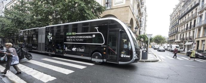 Autobús eléctrico articulado de Irizar que se probó en 2018 por las calles de Donostia.