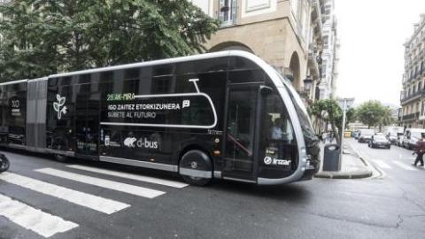 Autobús eléctrico articulado de Irizar que se probó en 2018 por las calles de Donostia.