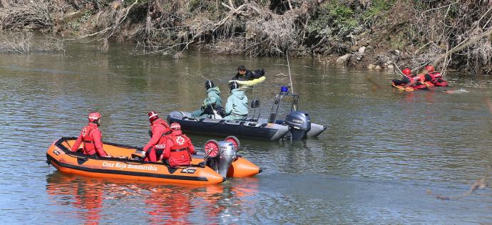 El operativo de búsqueda de estos días en el río Bidasoa.