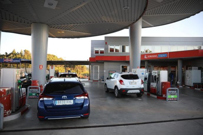 Vehículos repostando en una gasolinera de Pamplona.