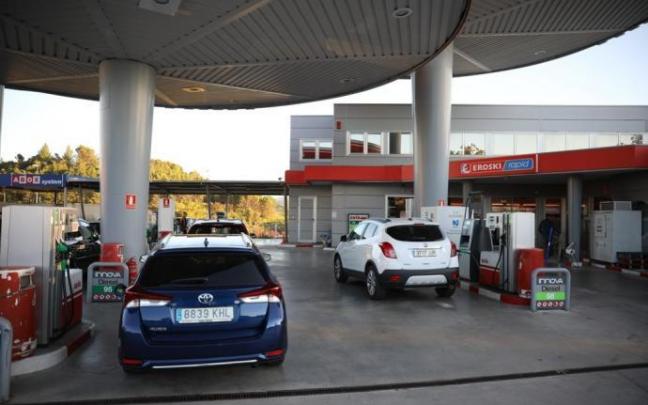 Vehículos repostando en una gasolinera de Pamplona.