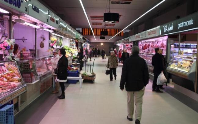 Varias personas compran en un mercado. Varias personas compran en un mercado.