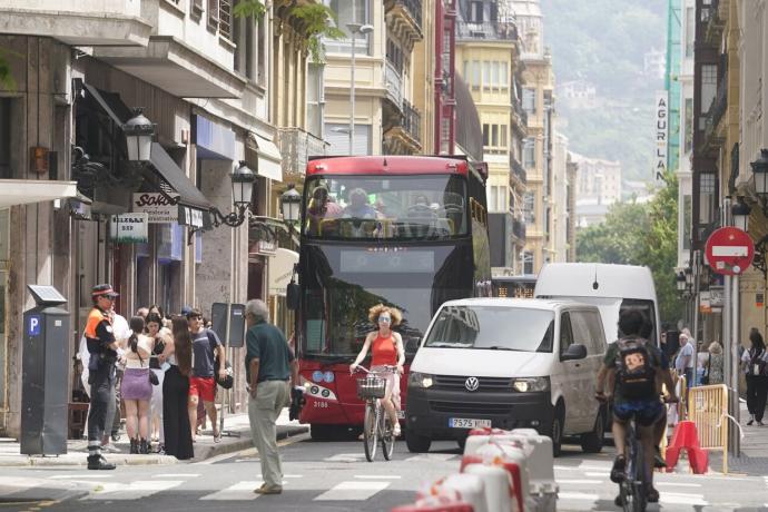 El autobús turístico circulando por la calle Arrasate, este martes.