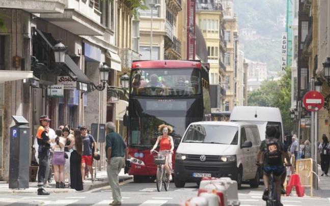 El autobús turístico circulando por la calle Arrasate, este martes. El autobús turístico circulando por la calle Arrasate, este martes.