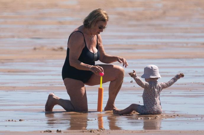 Una madre y su hija juegan en la orilla de la playa de Zarautz.