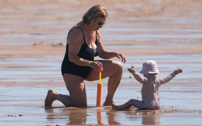 Una madre y su hija juegan en la orilla de la playa de Zarautz. Una madre y su hija juegan en la orilla de la playa de Zarautz.