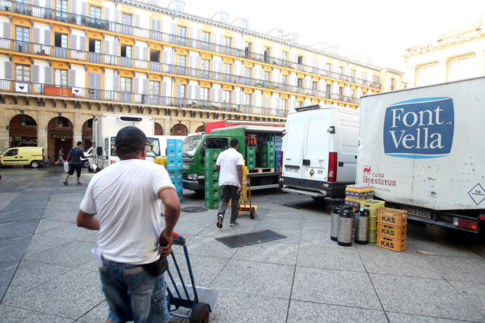 Furgonetas de carga y descarga en la plaza de la Constitución.