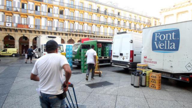 Furgonetas de carga y descarga en la plaza de la Constitución.