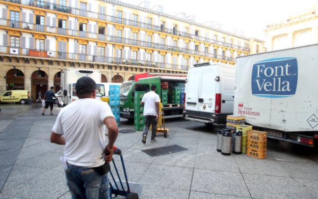 Furgonetas de carga y descarga en la plaza de la Constitución.