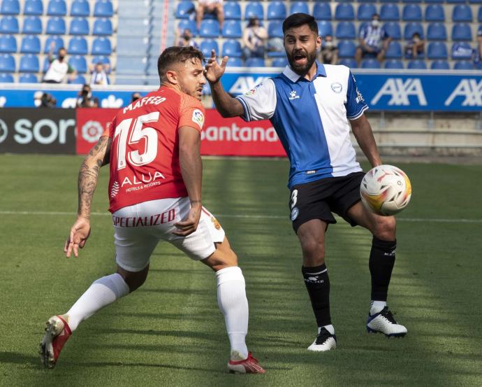 Maffeo y Duarte, durante el choque entre el Alavés y el Mallorca en Mendizorroza.