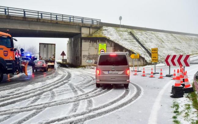 Las lluvias persistentes y el deshielo por la subida de la cota de nieve ha propiciado que el Gobierno vasco eleve el nivel de alerta