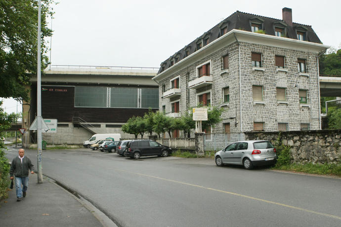 Edificio que será demolido al igual que los talleres cercanos.