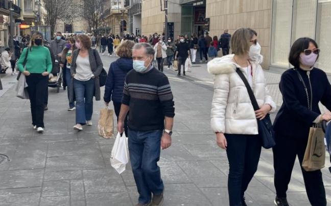Varias personas pasean protegidas con mascarilla