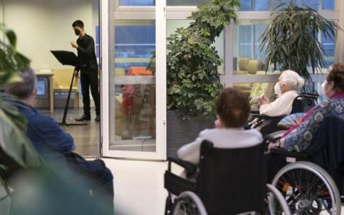 Actuación musical en una residencia de ancianos de Gipuzkoa