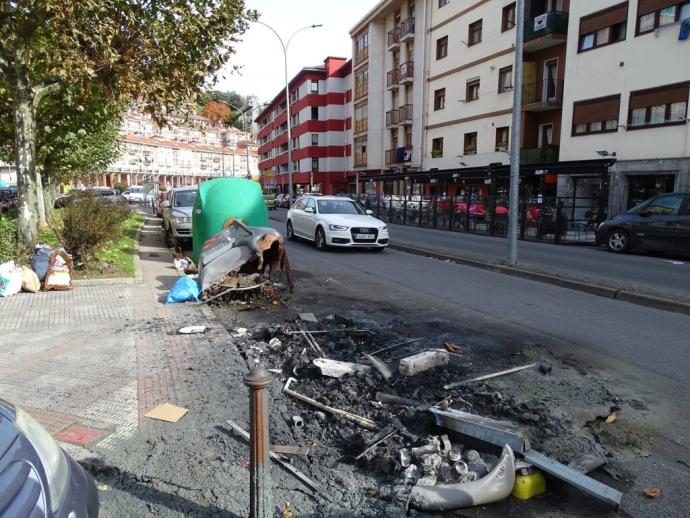 Restos de contenedores quemados en Arrasate, en otro incendio diferente al que este jueves ha calcinado cuatro depósitos