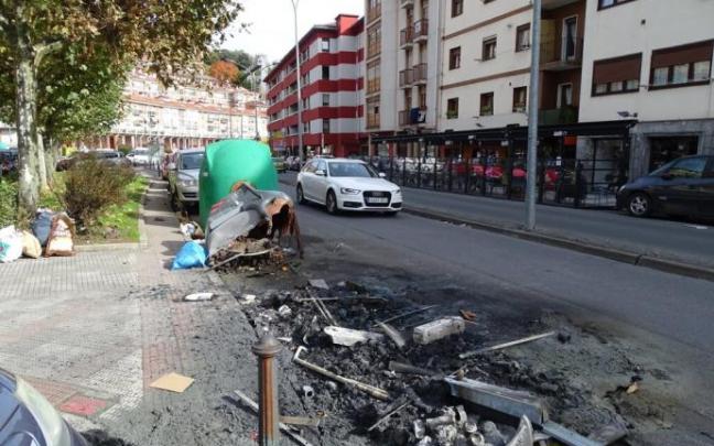 Restos de contenedores quemados en Arrasate, en otro incendio diferente al que este jueves ha calcinado cuatro depósitos