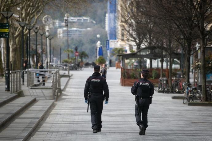 Patrulla de la ertzaintza por el Boulevard