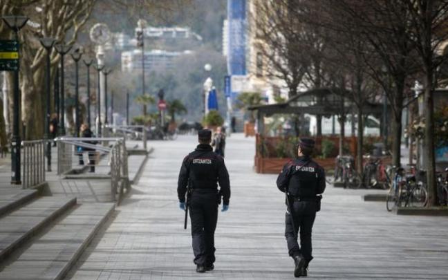 Patrulla de la ertzaintza por el Boulevard Patrulla de la ertzaintza por el Boulevard