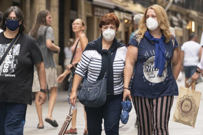 Personas andando por la calle con mascarilla para evitar contagios de coronavirus.