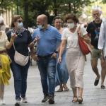 Varias personas caminan por el Paseo de La Concha en Donostia.