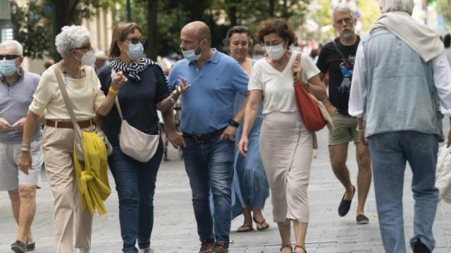 Varias personas caminan por el Paseo de La Concha en Donostia.