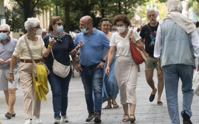 Varias personas caminan por el Paseo de La Concha en Donostia.