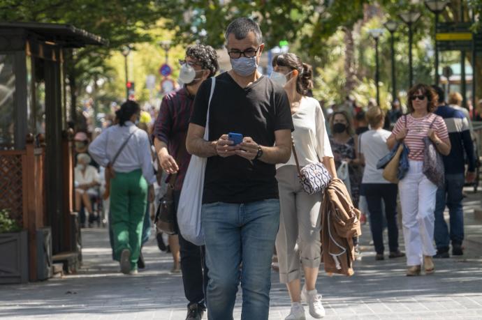 Gente paseando con la mascarilla durante la pandemia en epoca en la que la mascarilla no es obligacion en exteriores
