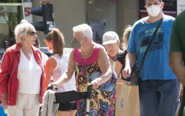 Gente paseando protegidas con la mascarilla