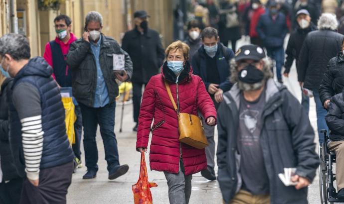 Personas pasean por Donostia.