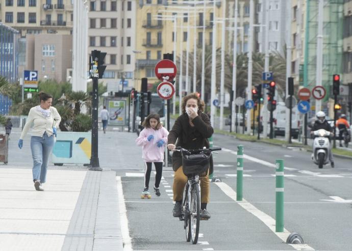 Ciclistas por el bidegorri del puente de la Zurriola.