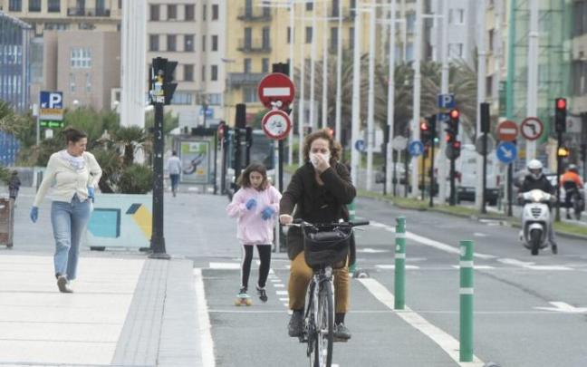 Ciclistas por el bidegorri del puente de la Zurriola.