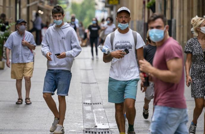 Turistas pasean por la Parte Vieja en Donostia