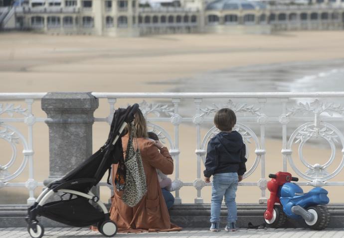 Dos menores y una mujer ajenos a esta información, en Donostia.