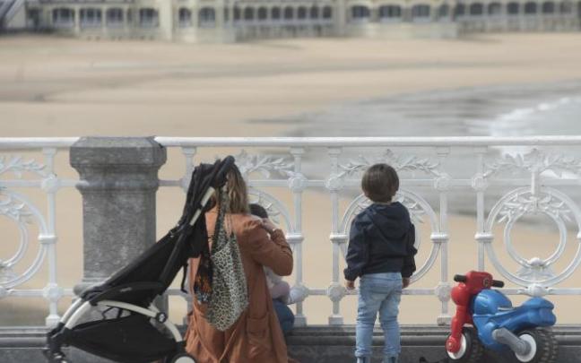 Dos menores y una mujer ajenos a esta información, en Donostia.