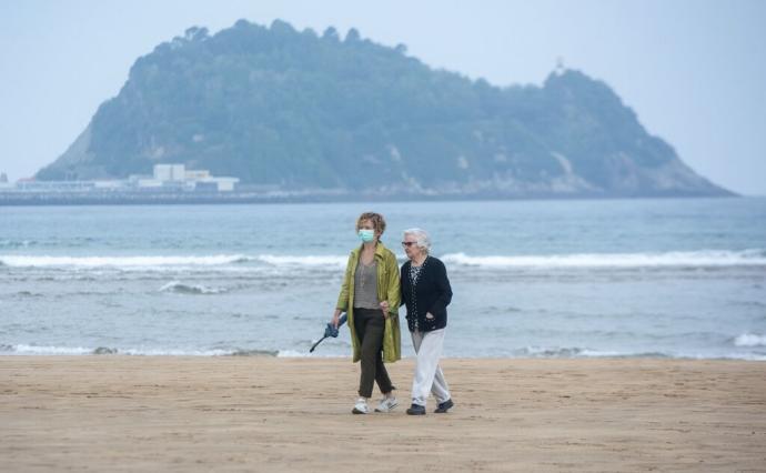 Dos mujeres pasean por la playa de Zarautz