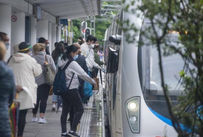 Personas en la estación del Topo de la calle Easo.